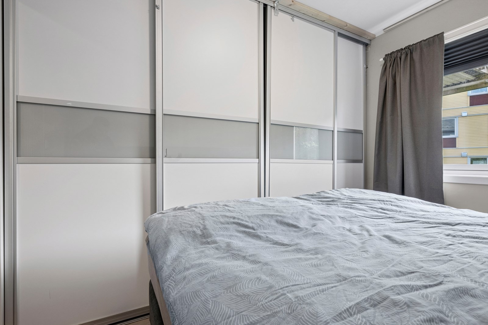 På hovedsoverommet er det etablert skyvedørsgarderobe. Galleribilde