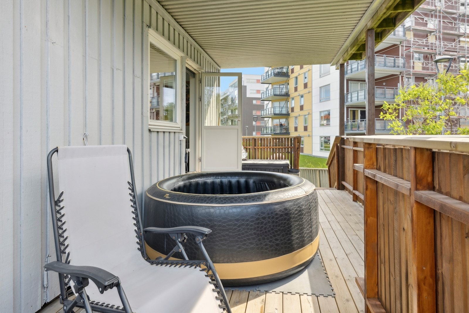 Terrassen gir plass til å ha noe utemøblement om ønskelig. Galleribilde