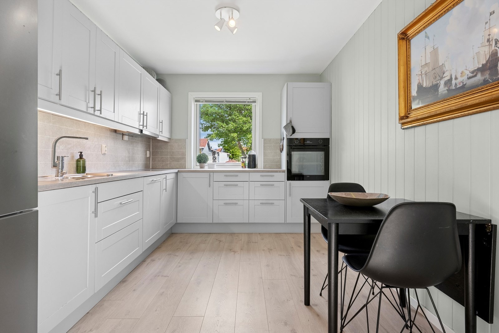 Leiligheten har en pent kjøkken fra 2016 med profilerte fronter og laminat benkeplate. Galleribilde