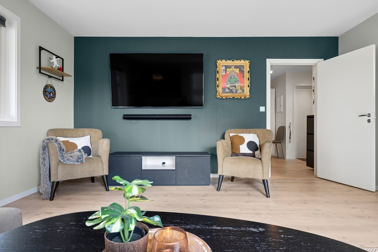 I stuen er det god plass til en komfortabel sofagruppe med tilhørende møblement. Galleribilde