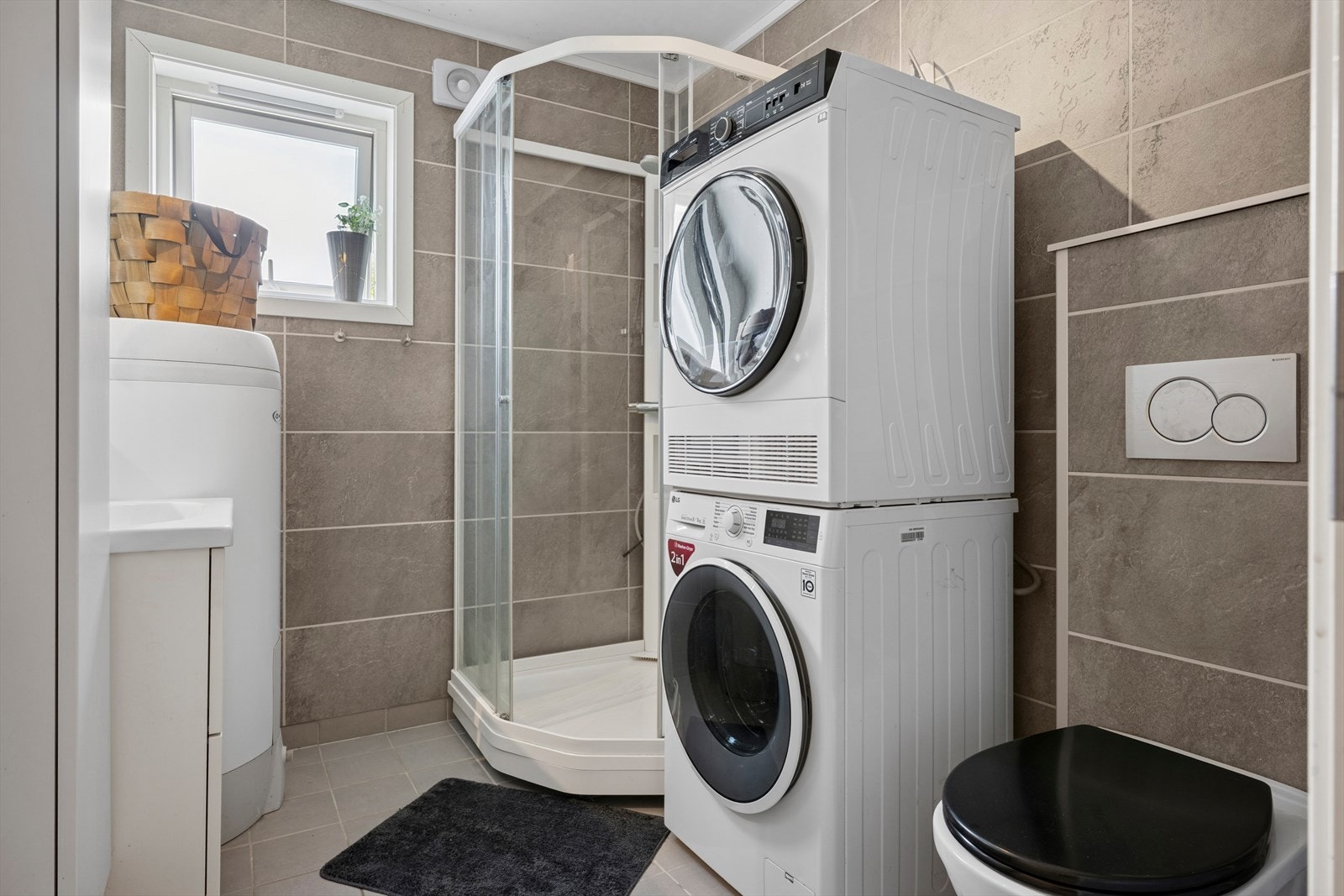 Badet har baderomsplater på veggene og fliselagt gulv med elektriske varmekabler. Galleribilde