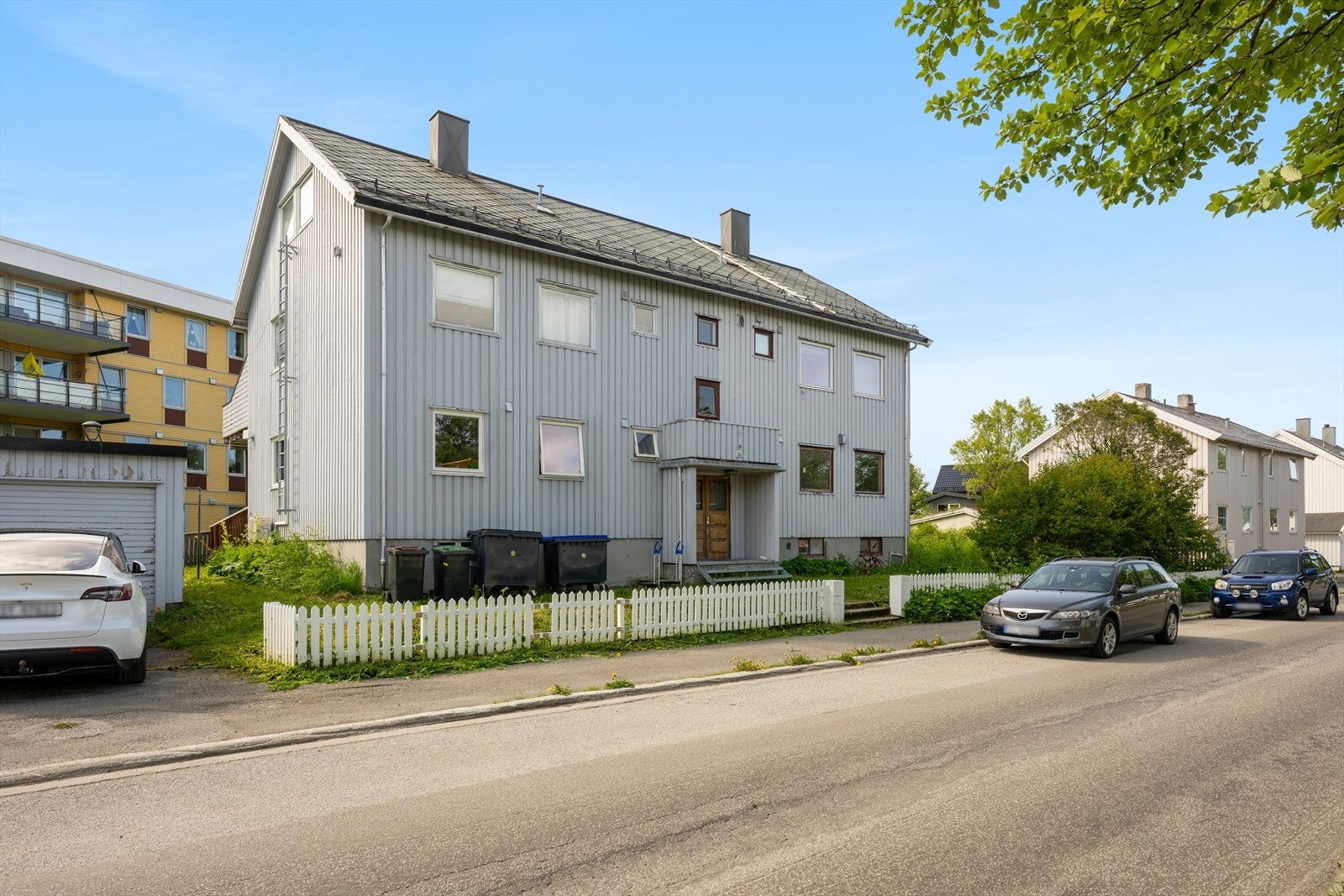 Tilhørende leiligheten følger en fast utvendig parkeringsplass på sameiets felles eiendom. Galleribilde