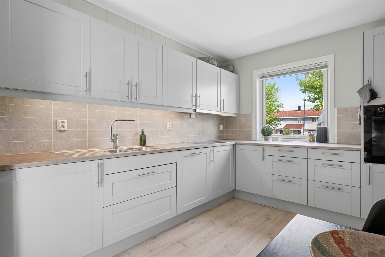 Det er etablert Kitchenboard over benkeplate og belysning under overskapene. Galleribilde