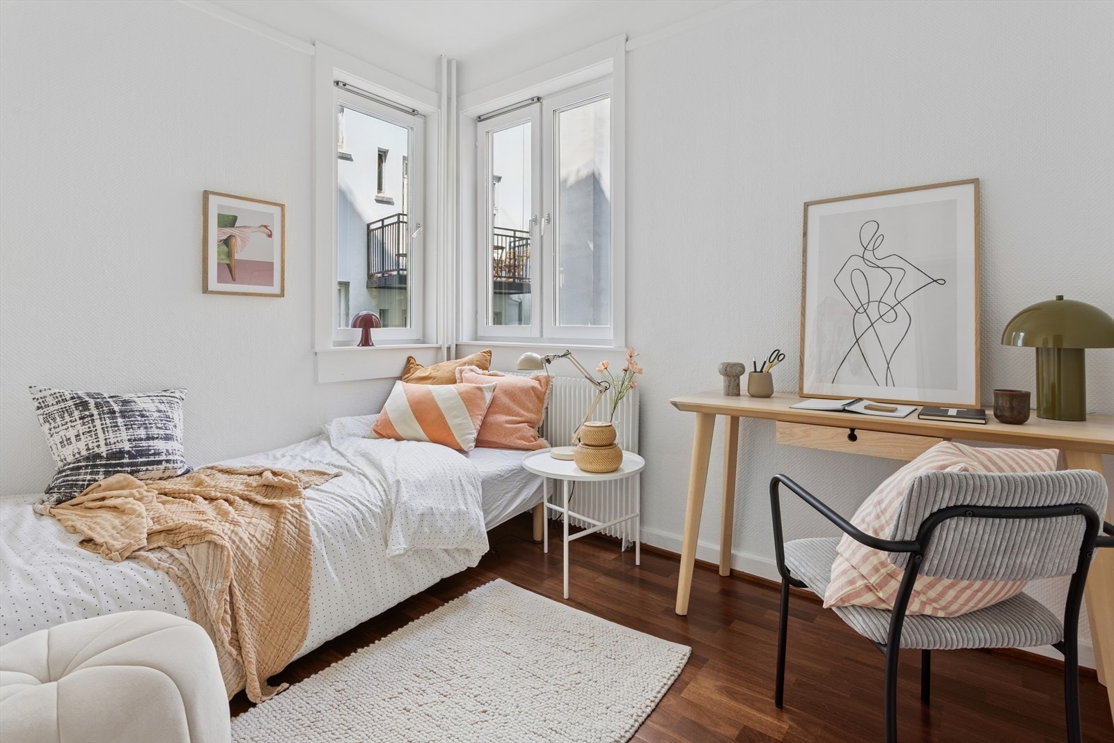 Lyst og funksjonelt rom med plass til seng, skrivebord og oppbevaring. Galleribilde
