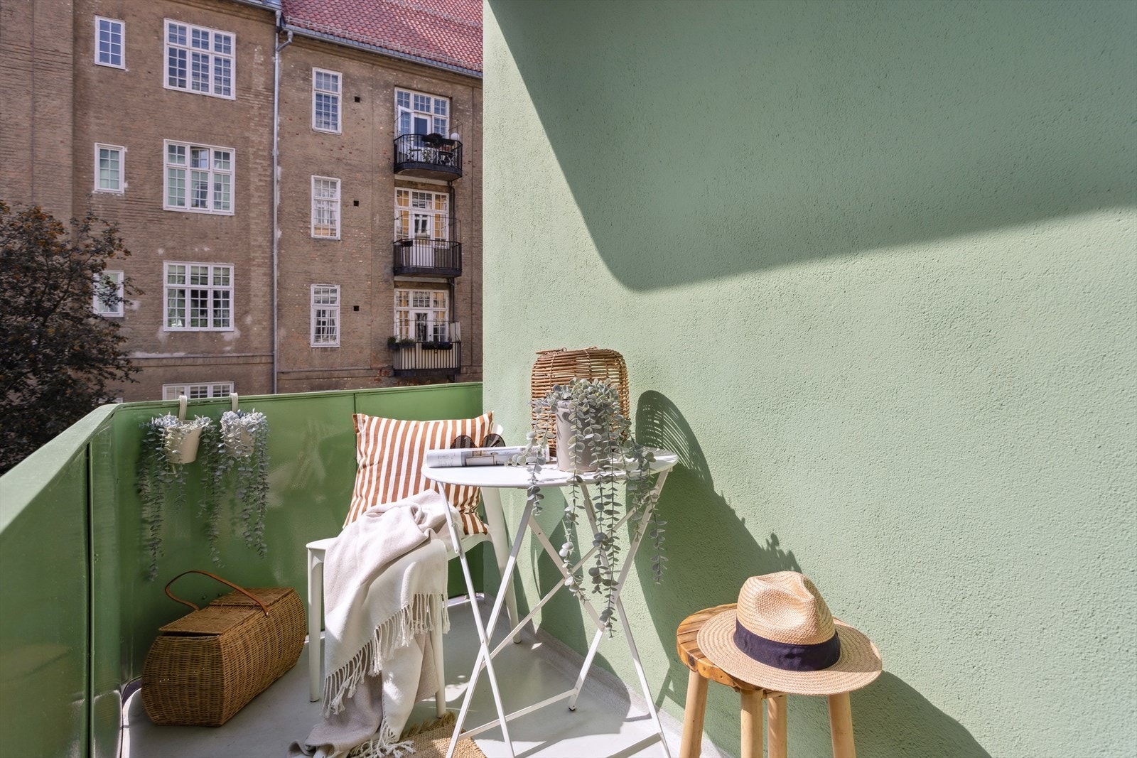Balkongen er på ca. 4 m² og har plass til hyggelig utemøblement. Galleribilde