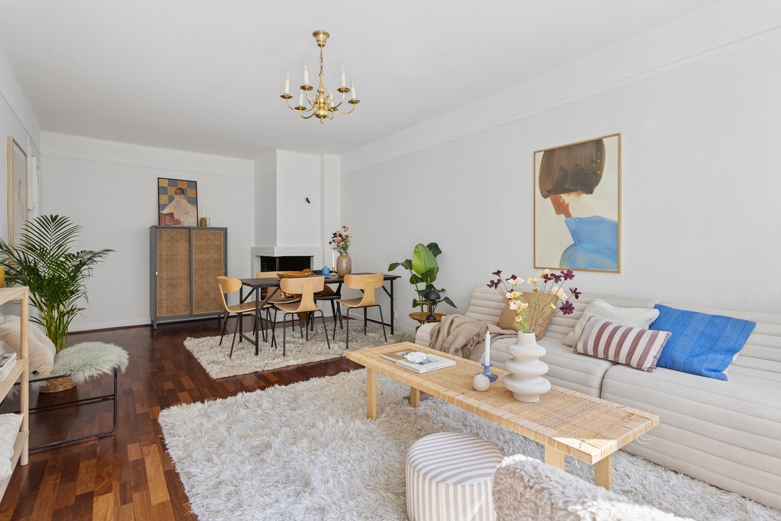 Her er det plass til sofagruppe, TV og spisebord. Galleribilde