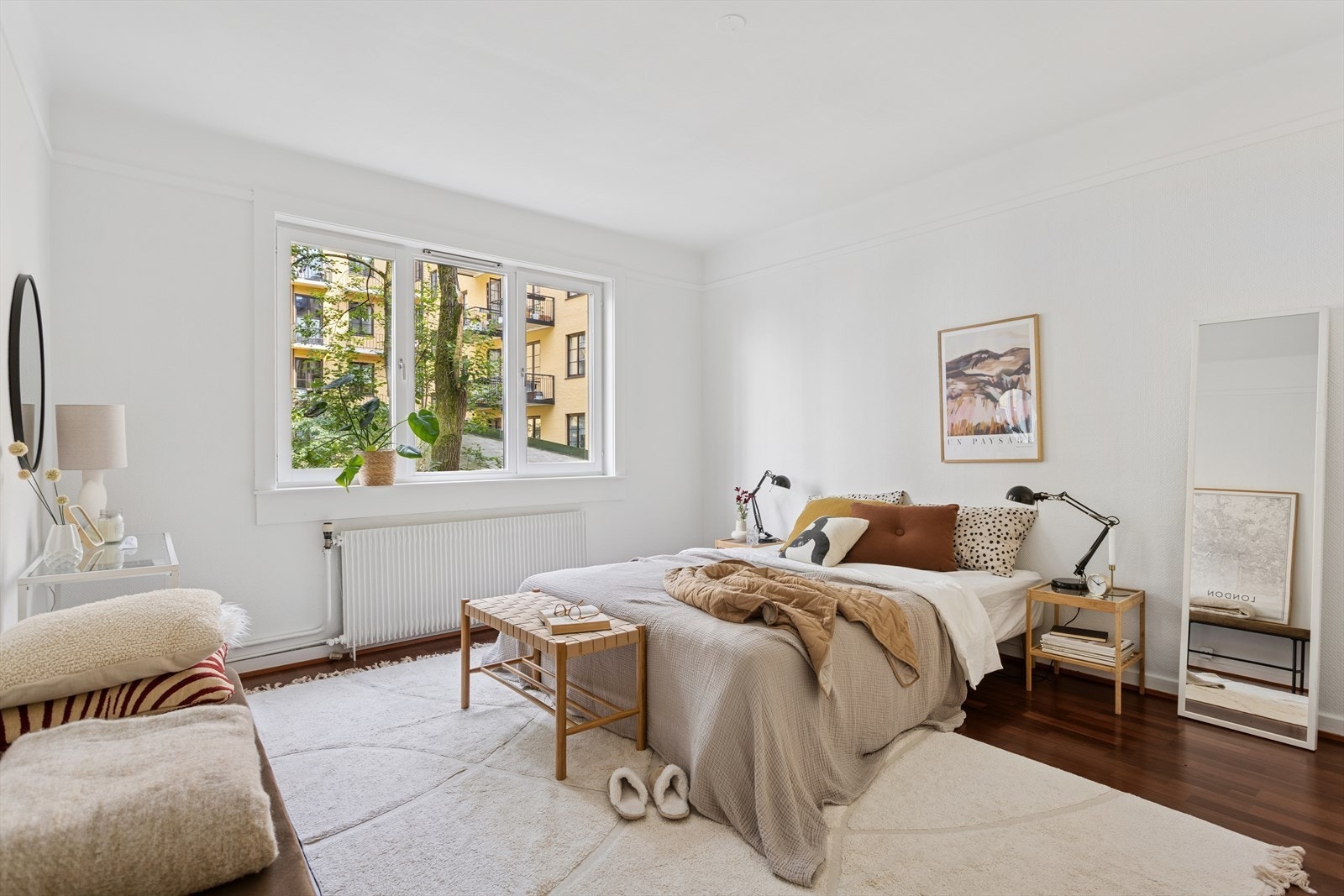 Leiligheten har to gode soverom med fleksible innredningsmuligheter. Rommene vender mot bakgården. Galleribilde