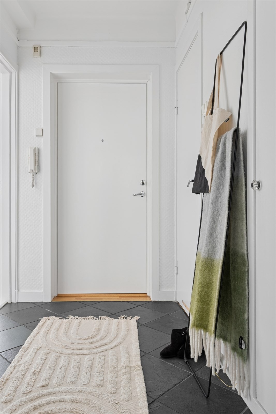 Entré med plass til å henge fra seg yttertøy og sette fra seg sko. Galleribilde