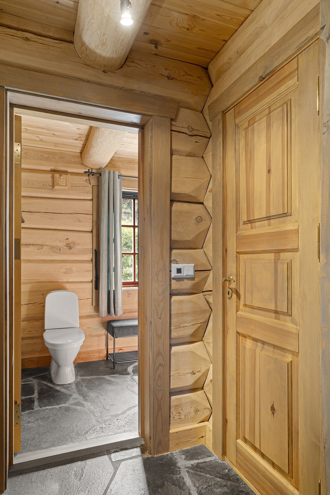 Badet inneholder toalett, innredning med servant og dusjkabinett Galleribilde