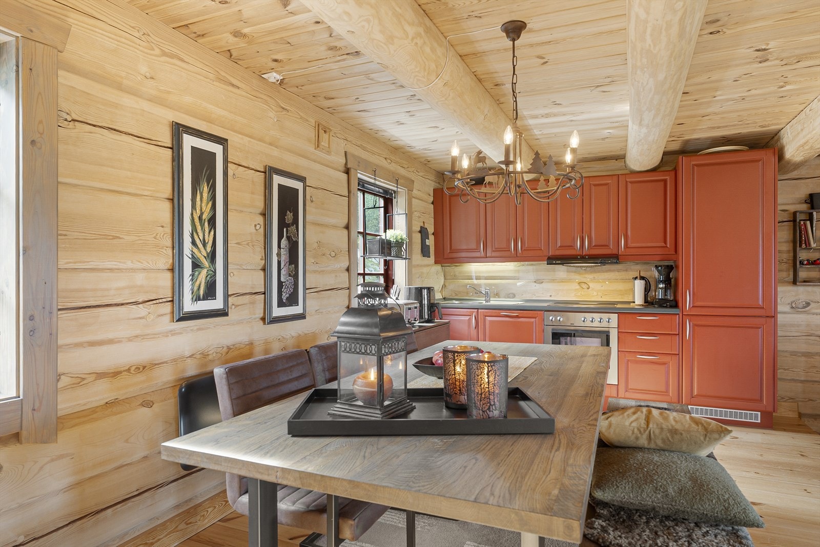 Fritidsboligen er innredet over tre plan og har god planløsning Galleribilde