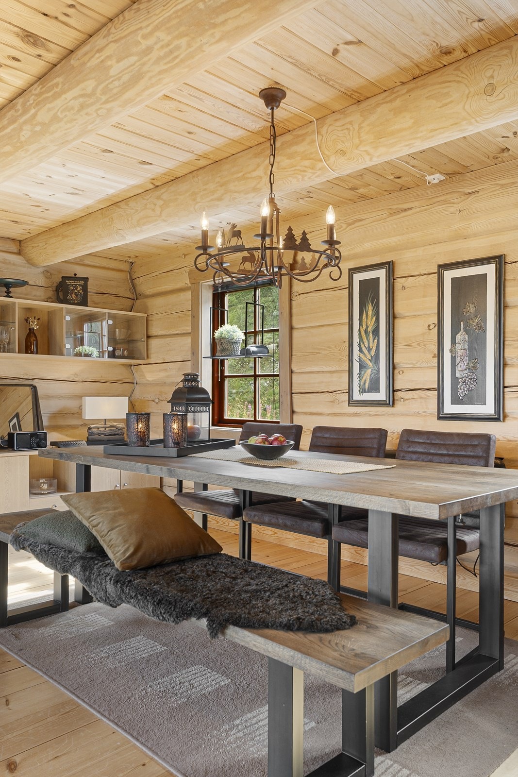 Gode møbleringsmuligheter med god plass til sofagruppe og stort spisebord Galleribilde