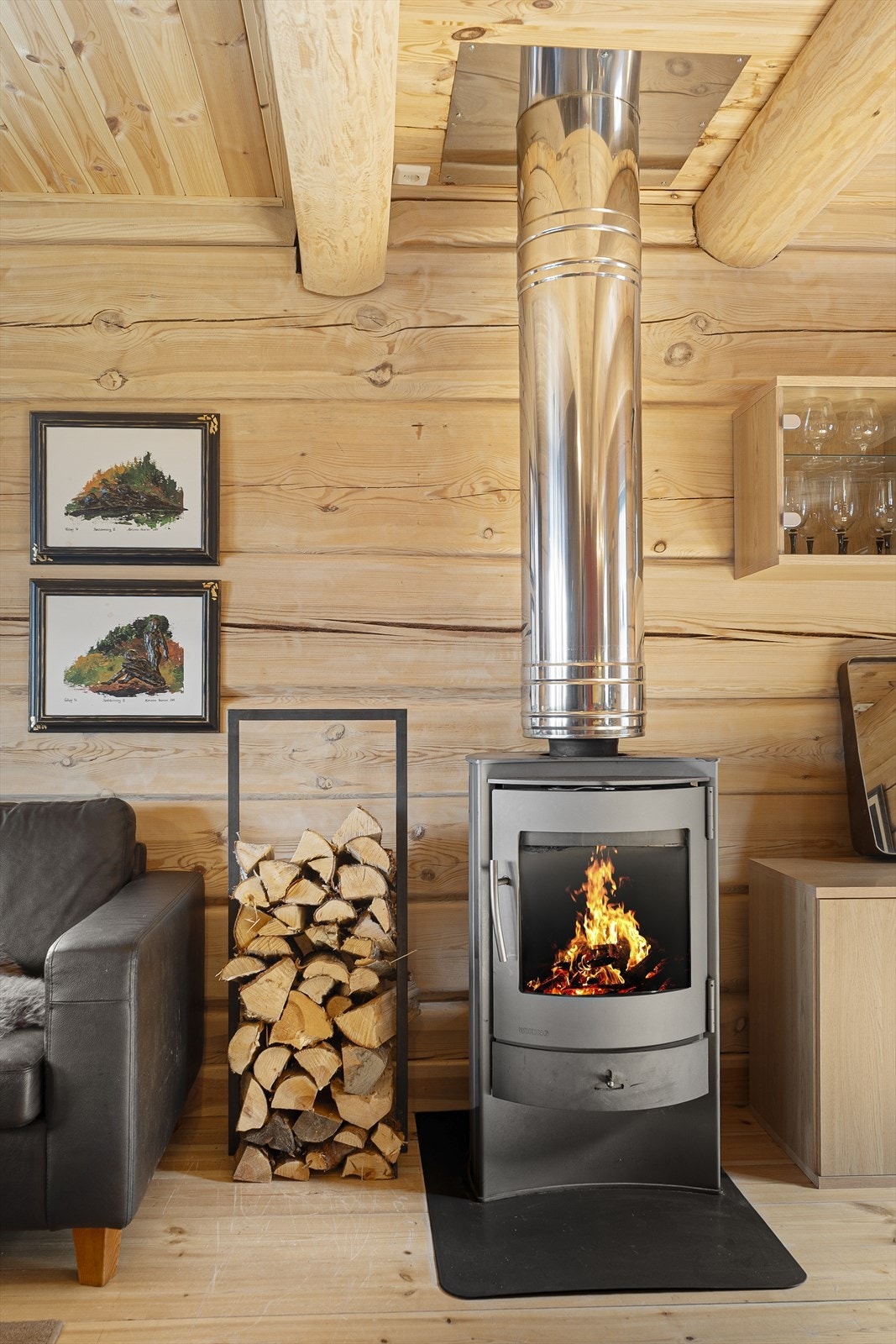 Moderne vedovn står for oppvarming og herlig atmosfære Galleribilde