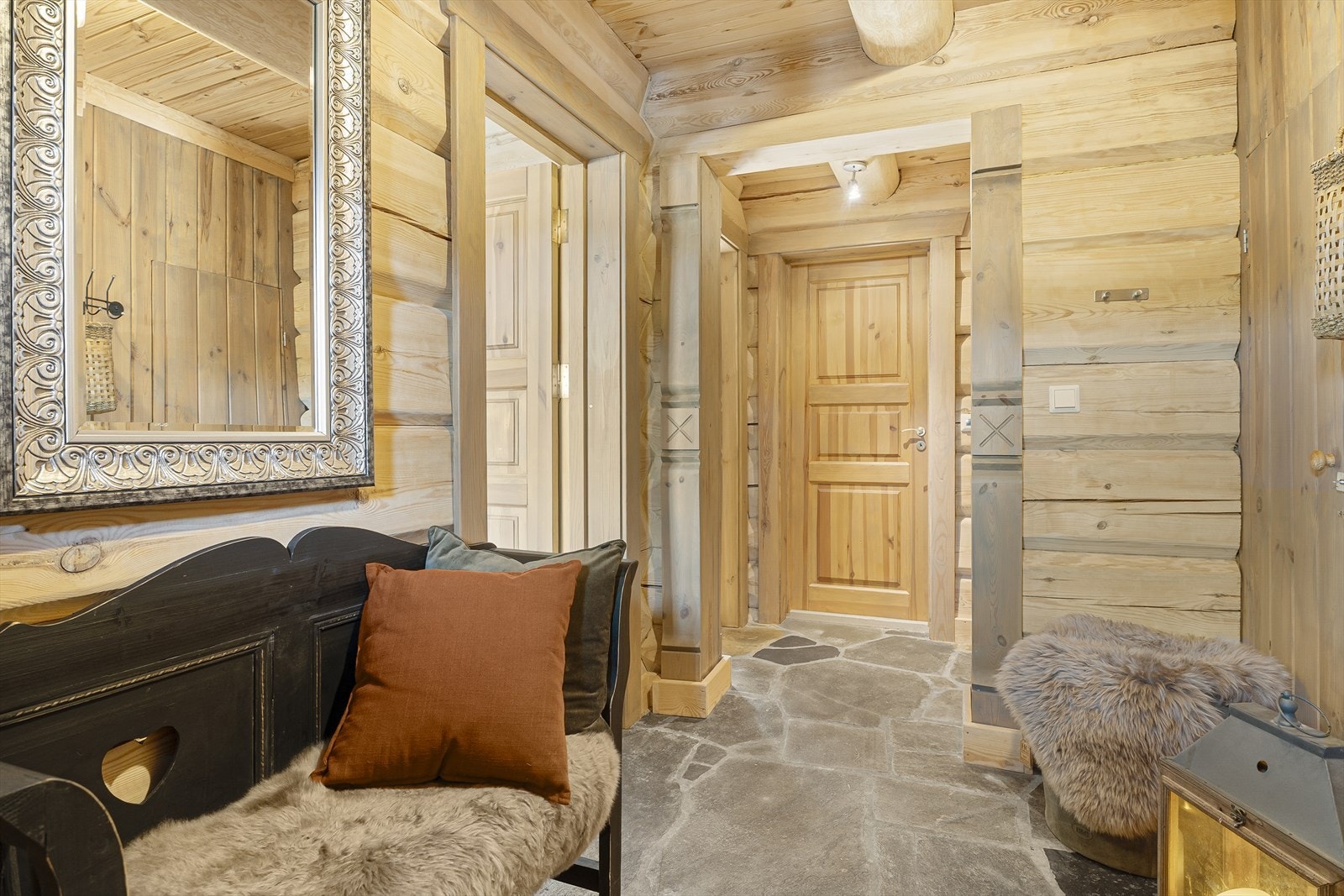 Flotte detaljer og utskjæringer i gangen Galleribilde