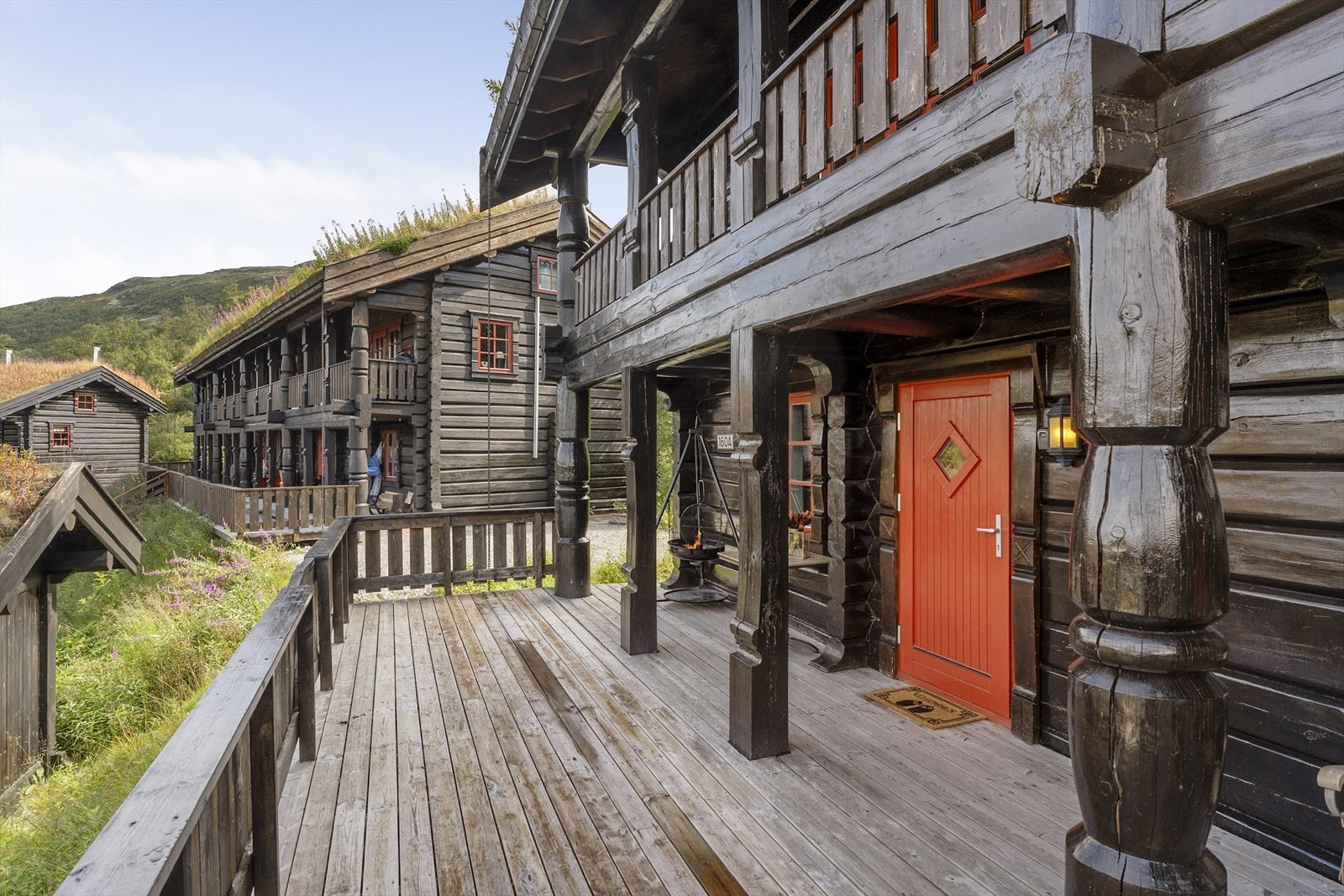 Velkommen inn! Stor terrasse ved inngangspartiet Galleribilde