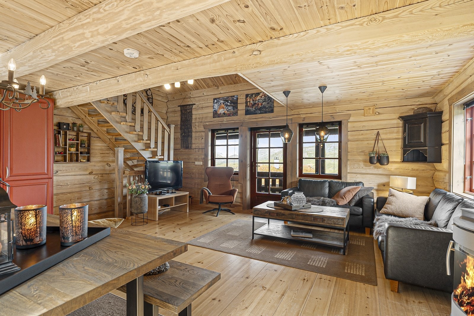 Gode møbleringsmuligheter med plass til sofagruppe og stort spisebor
d Galleribilde