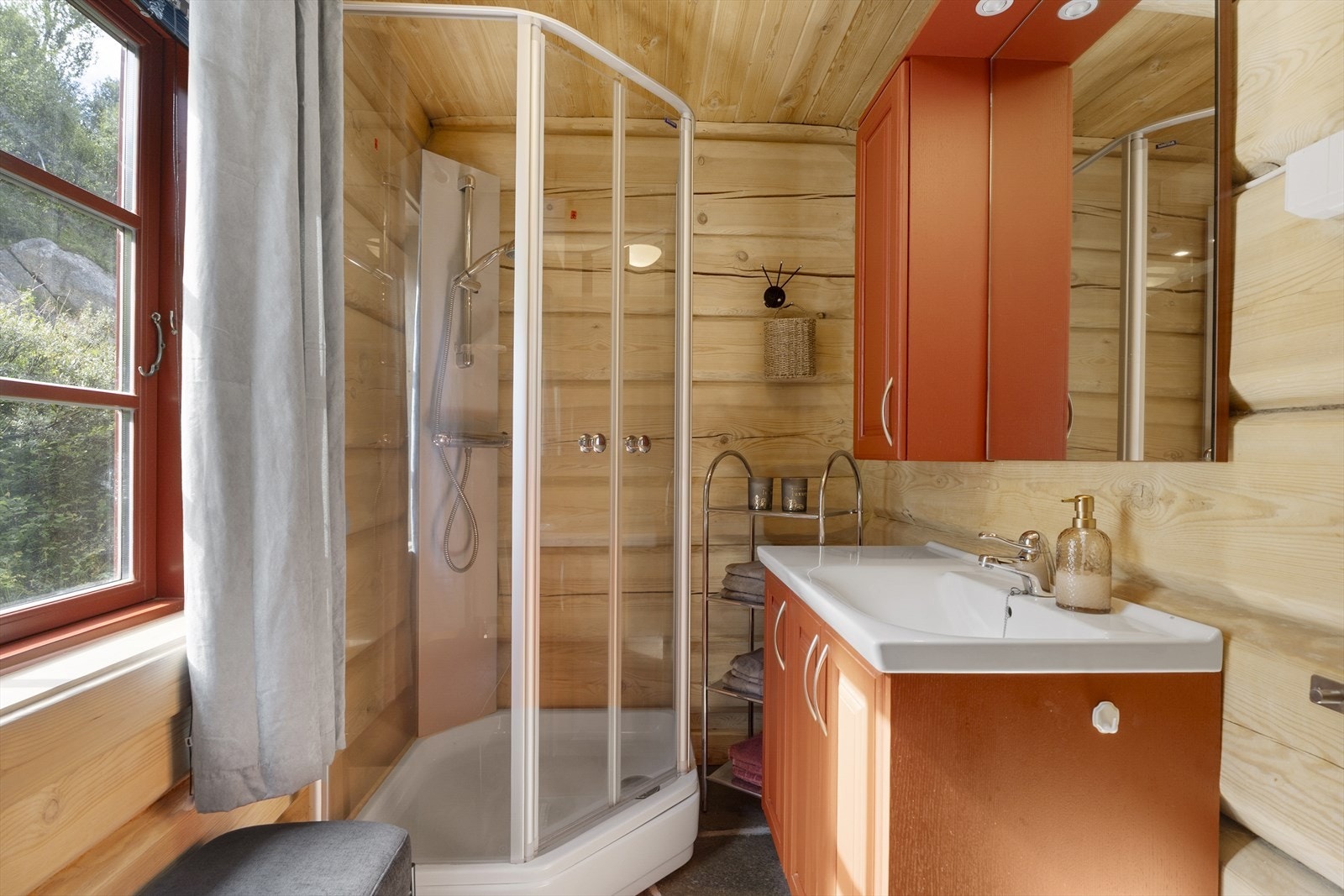 Innbydende baderom med skifergulv med varmekabler Galleribilde