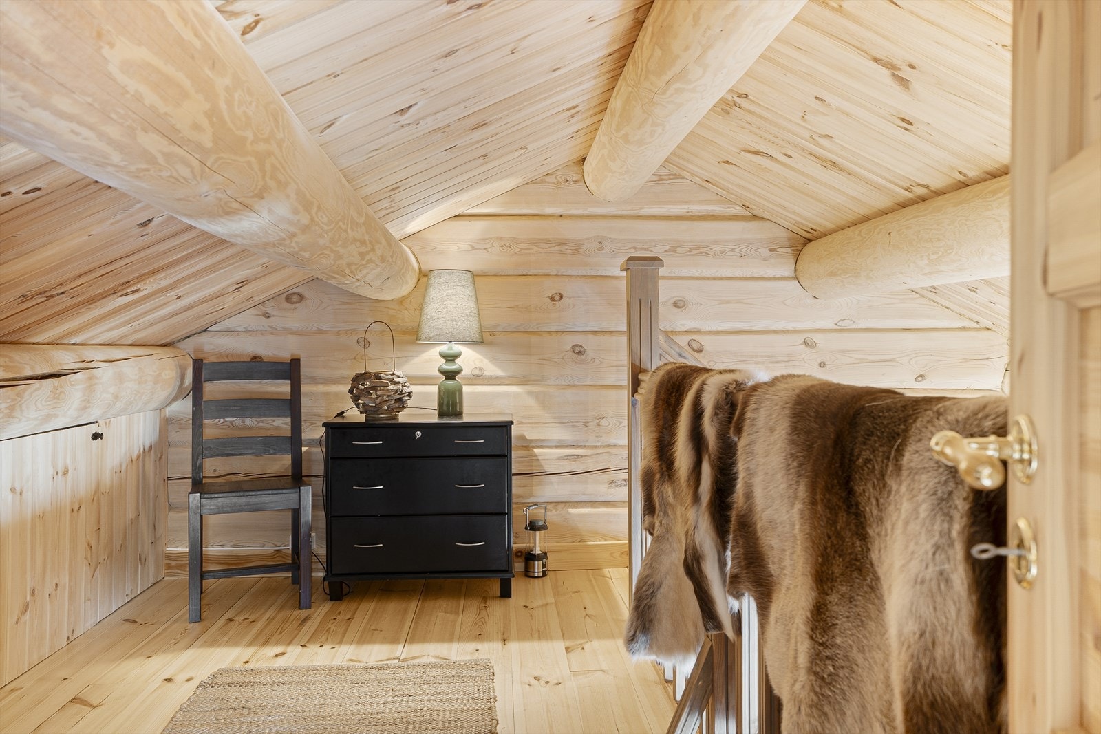 Gang på hems åpen ned til stue Galleribilde