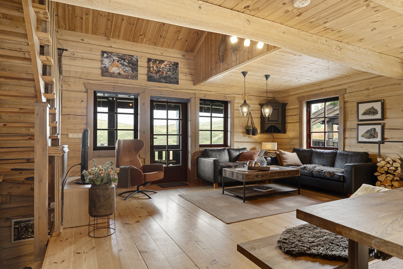 Fritidsboligen har lunt og gjennomført inntrykk som gir et lun og avslappende atmosfære Galleribilde