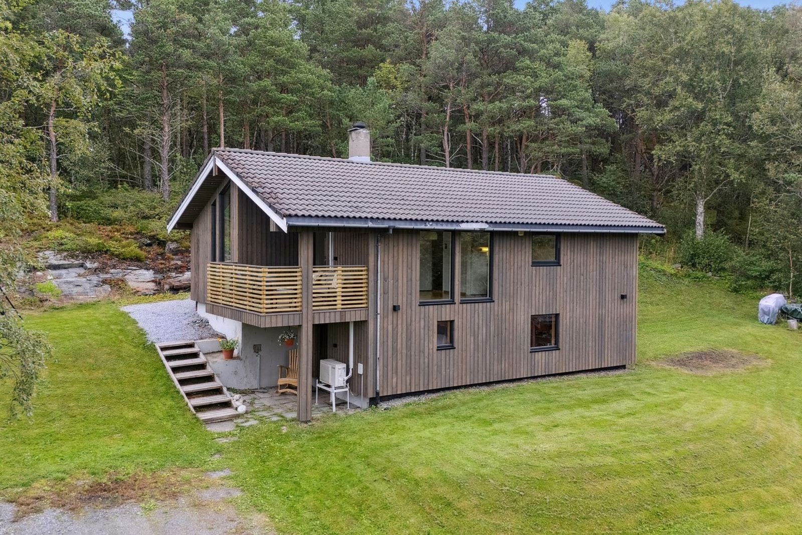 Boligen har fått ny og oppgradert fasade samt utskiftede vinduer i sin helhet i 2025. Galleribilde