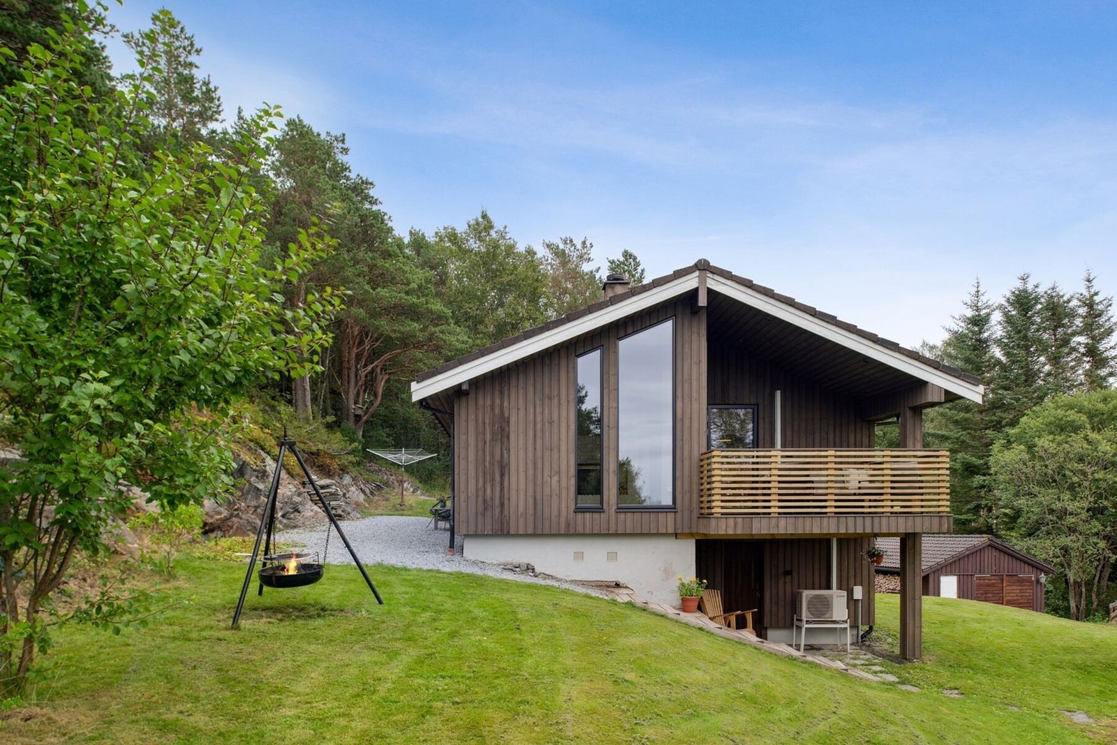 Stor tomteareal på hele 1100 kvadratmeter med gode, frodige uteområder. Galleribilde