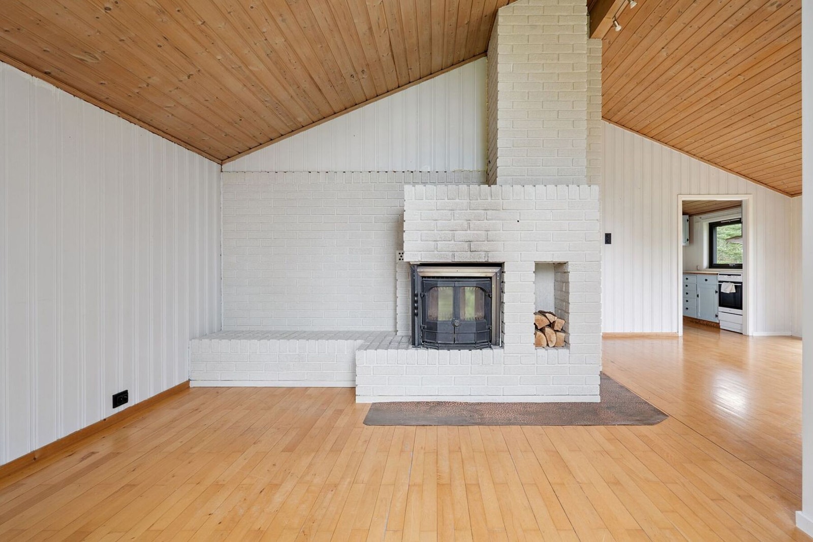 Boligen blir oppvarmet med elektrisitet, varmepumpe og vedfyring. Galleribilde