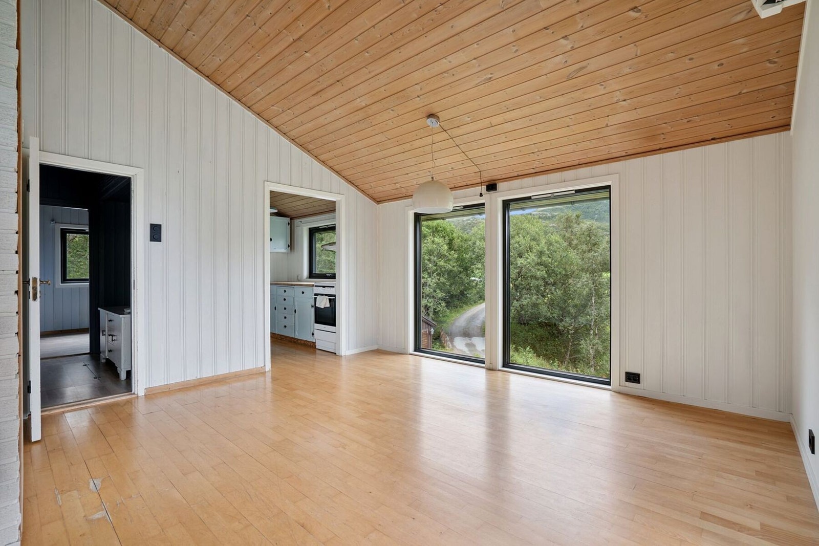 Store vindusoverflater samt generøs takhøyde sørger for godt med lysinnslipp og luftig boatmosfære. Galleribilde