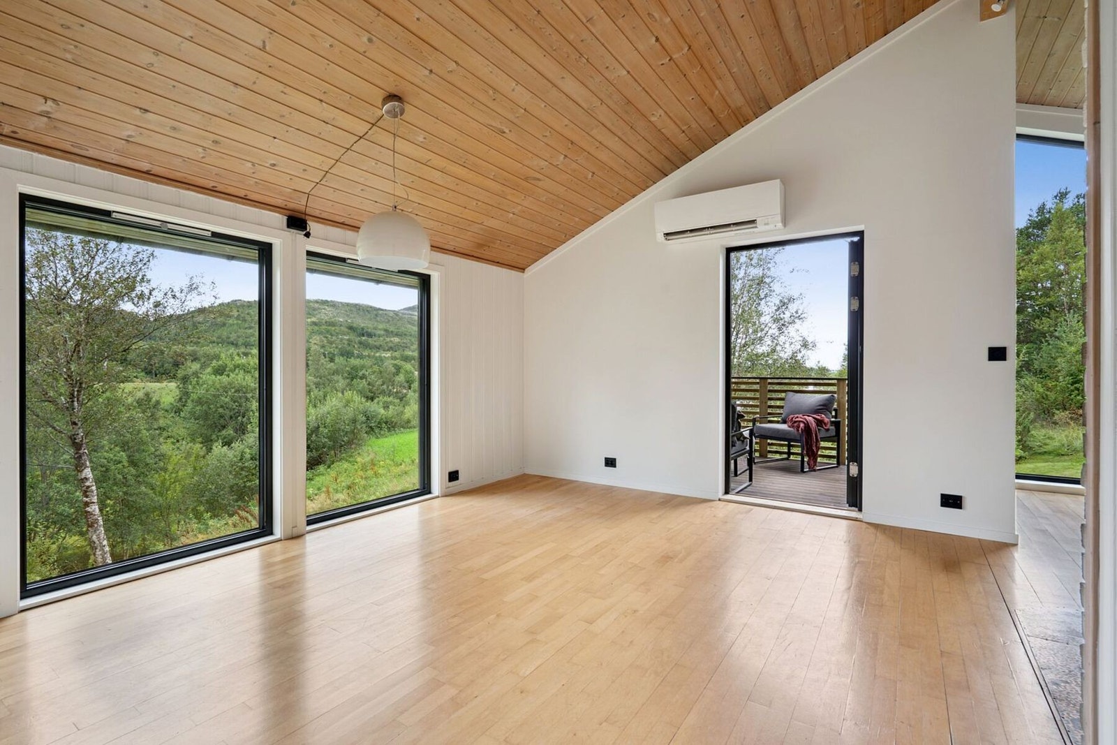 Romslig stue med et areal på hele 29 kvadratmeter. Galleribilde