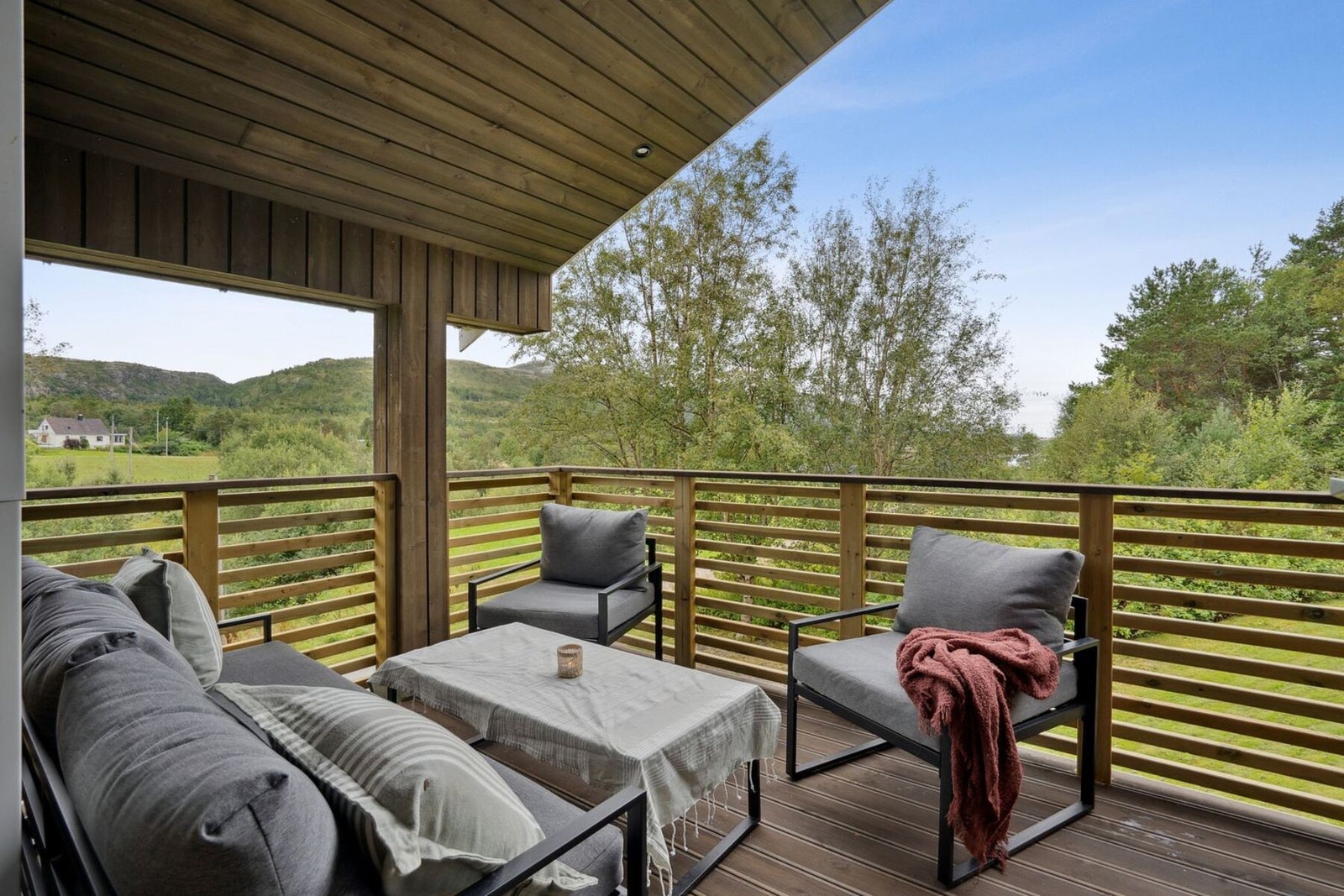 Veranda på ca. 9 kvadratmeter med god plass til utemøblering. Etablert i 2025. Galleribilde