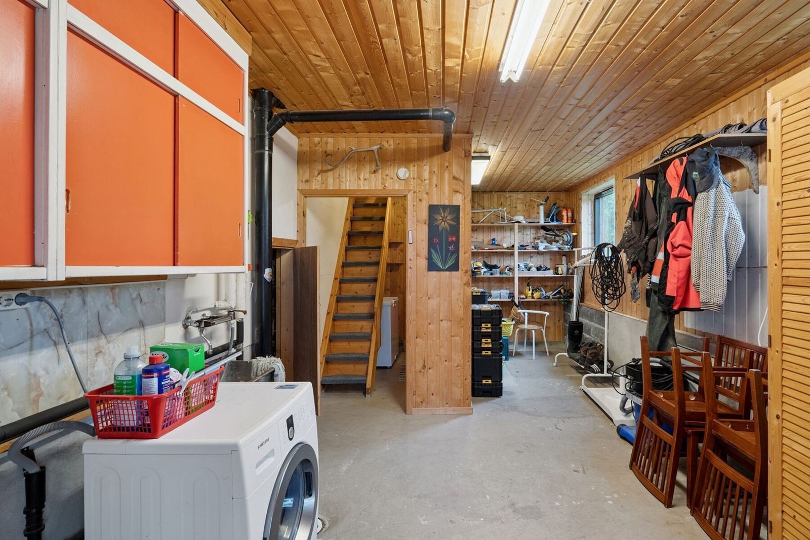 Sokkeletasjen inneholder stort vaskerom på 17 kvadratmeter, eget trapperom og et soverom. Galleribilde