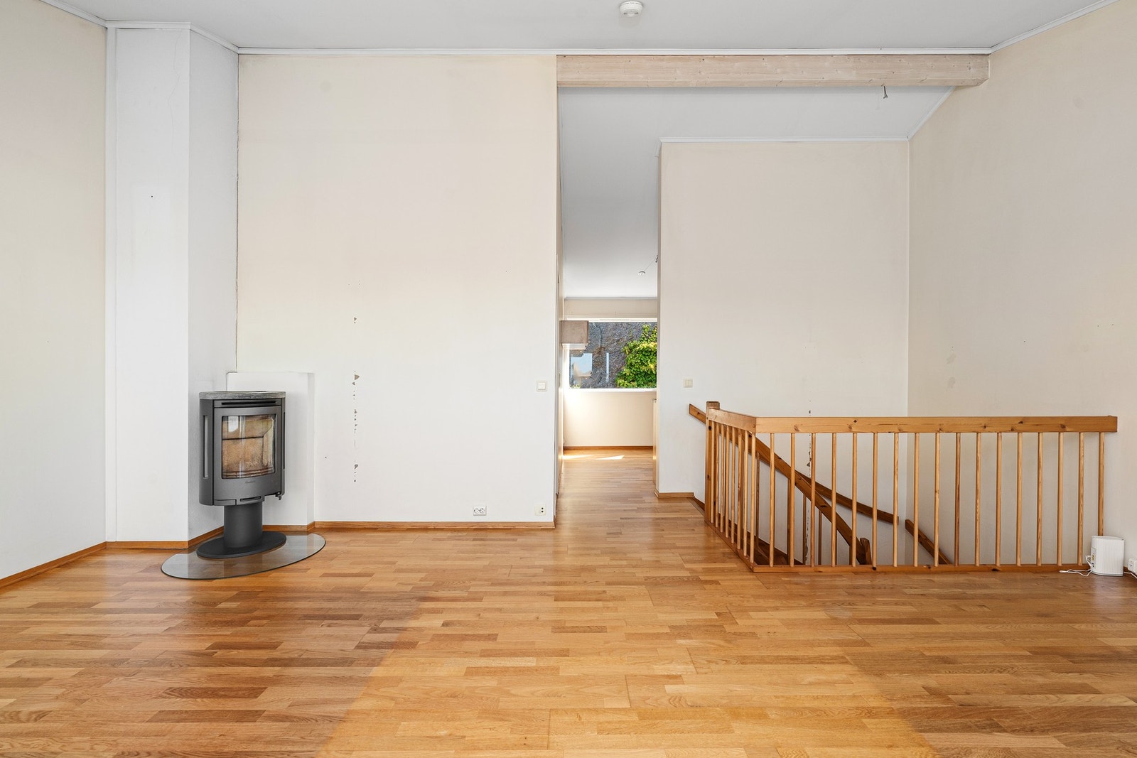 Boligen har behov for oppgradering/maling av overflater i de fleste rom. Ypperlig for deg som ønsker å sette ditt eget preg på boligen du skal flytte inn i. Galleribilde