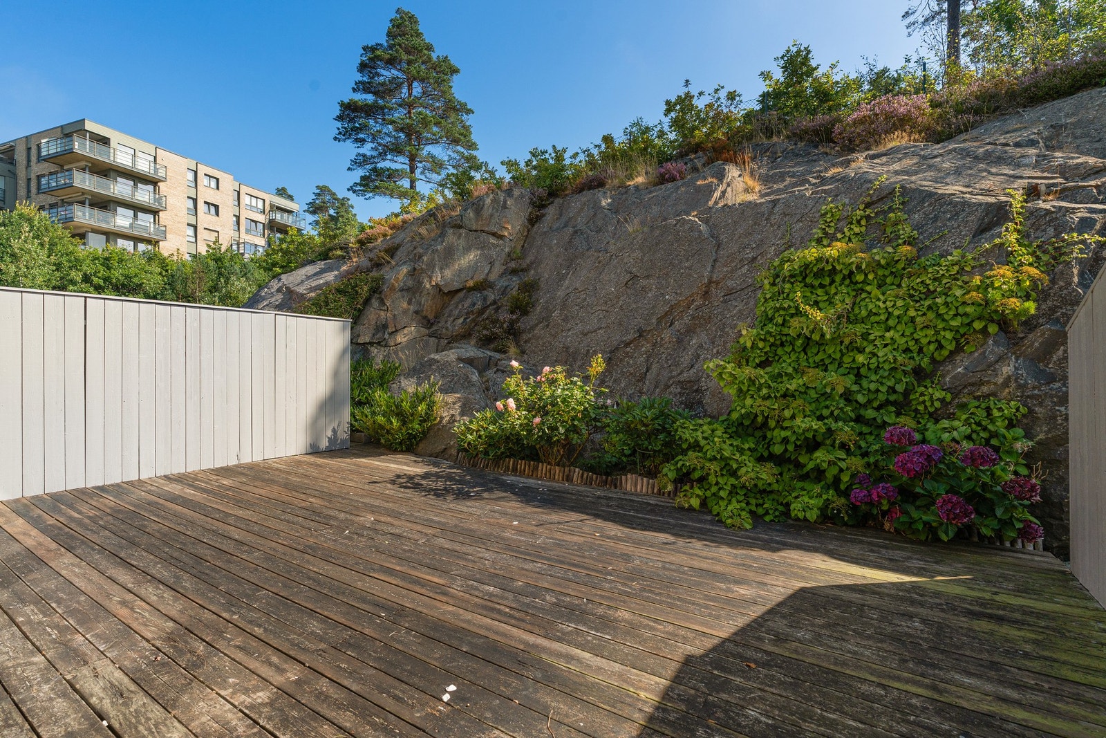 Hyggelig og usjenert uteplass med morgen og formiddagssol. Galleribilde