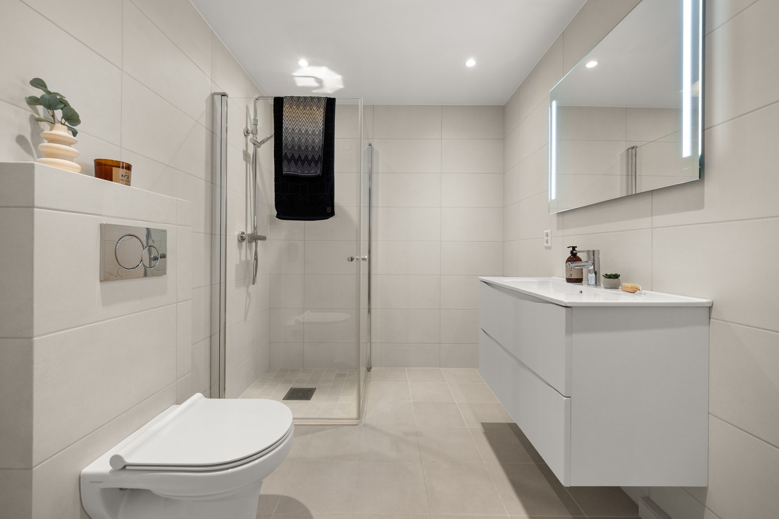 Et av to delikate baderom. Dette baderommet har direkte tilknytning til hovedsoverommet. Galleribilde