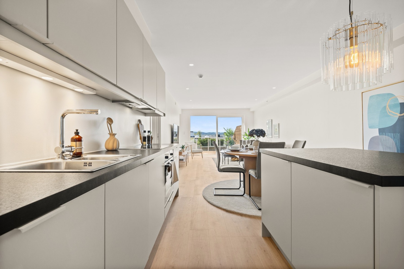 Kjøkkenet har gode oppbevaringsmuligheter og arbeidsflater. Galleribilde