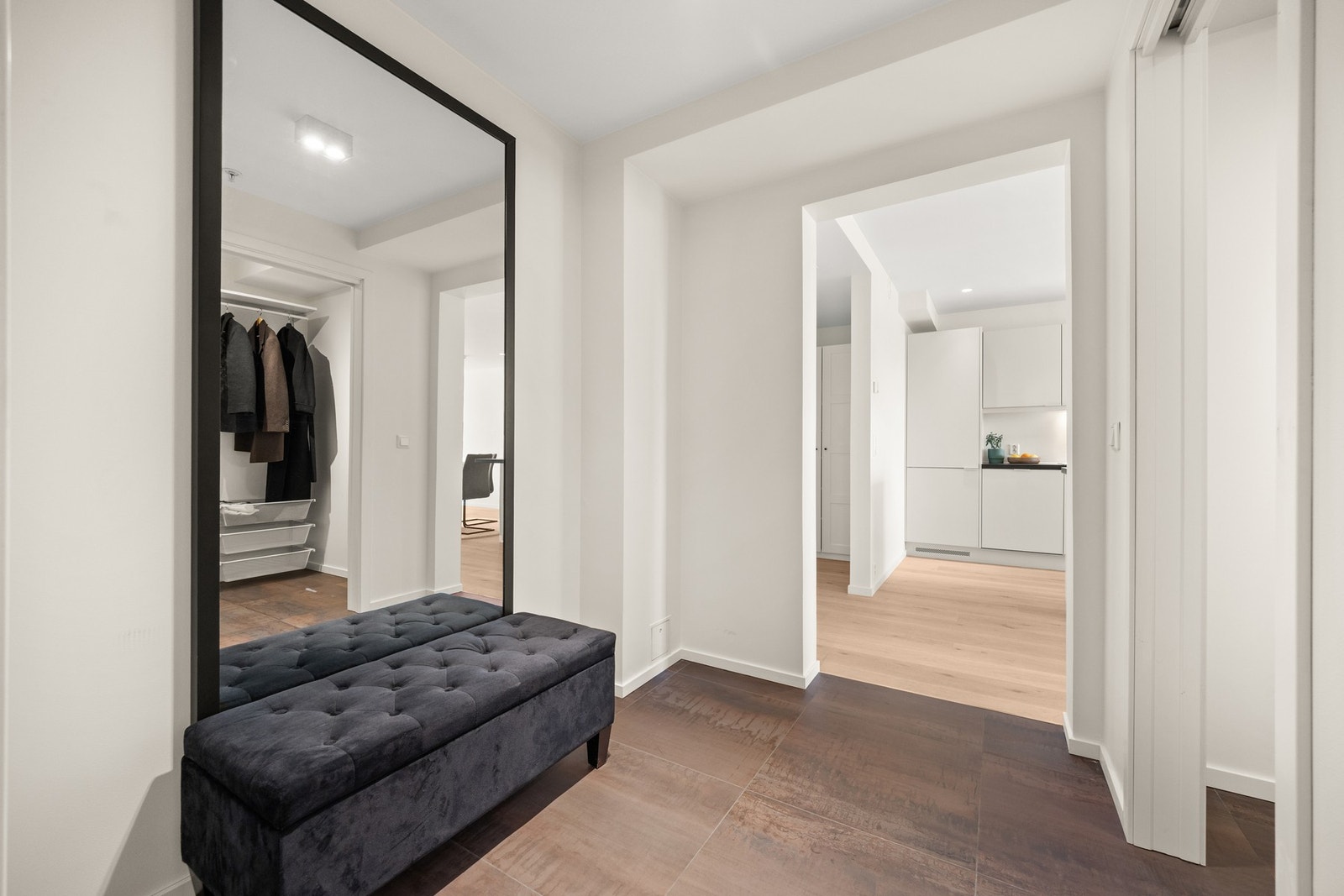 Velkommen hjem! Leiligheten har en svært innbydende entré med et praktisk walk-in-closet. Galleribilde