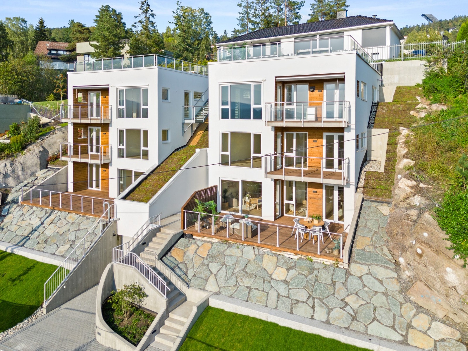 Leilighetene ligger fint plassert på solsiden i Holmenkollen Vest. Galleribilde