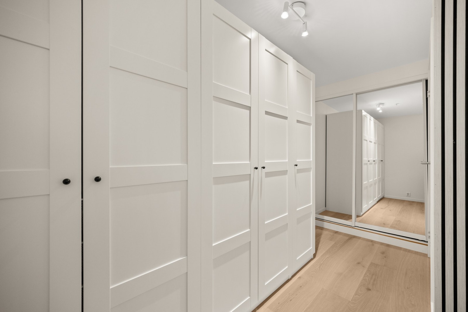 Ved soverommet er det praktiske garderobeskap som gir gode oppbevaringsmuligheter. Galleribilde