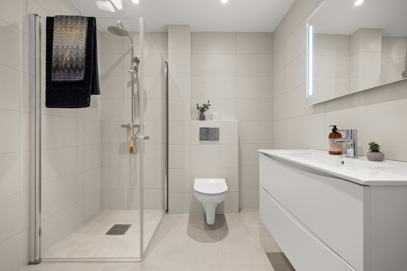 Baderom nr. 2 er også pent flislagt. Galleribilde