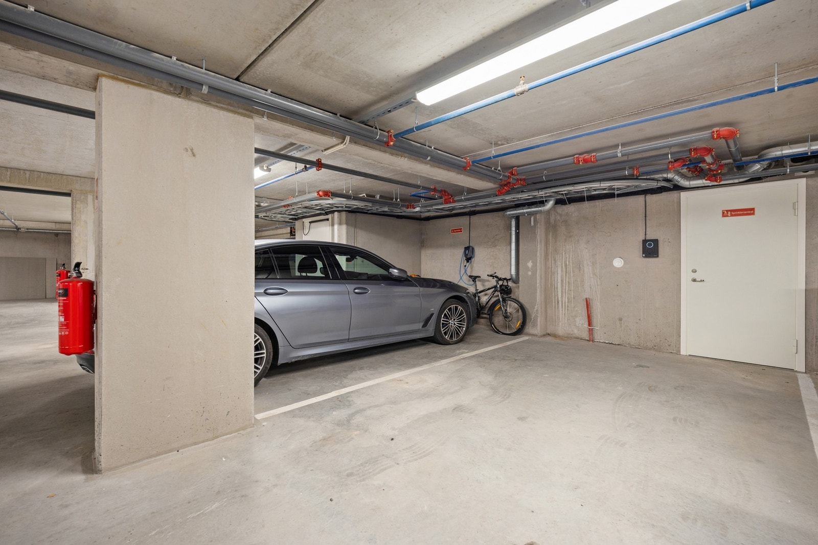 Det medfølger parkeringsplass med elbillader i felles garasjeanlegg. Galleribilde