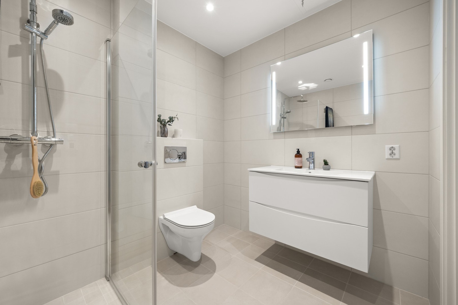 Baderomsinnredningen er moderne og praktisk. Galleribilde