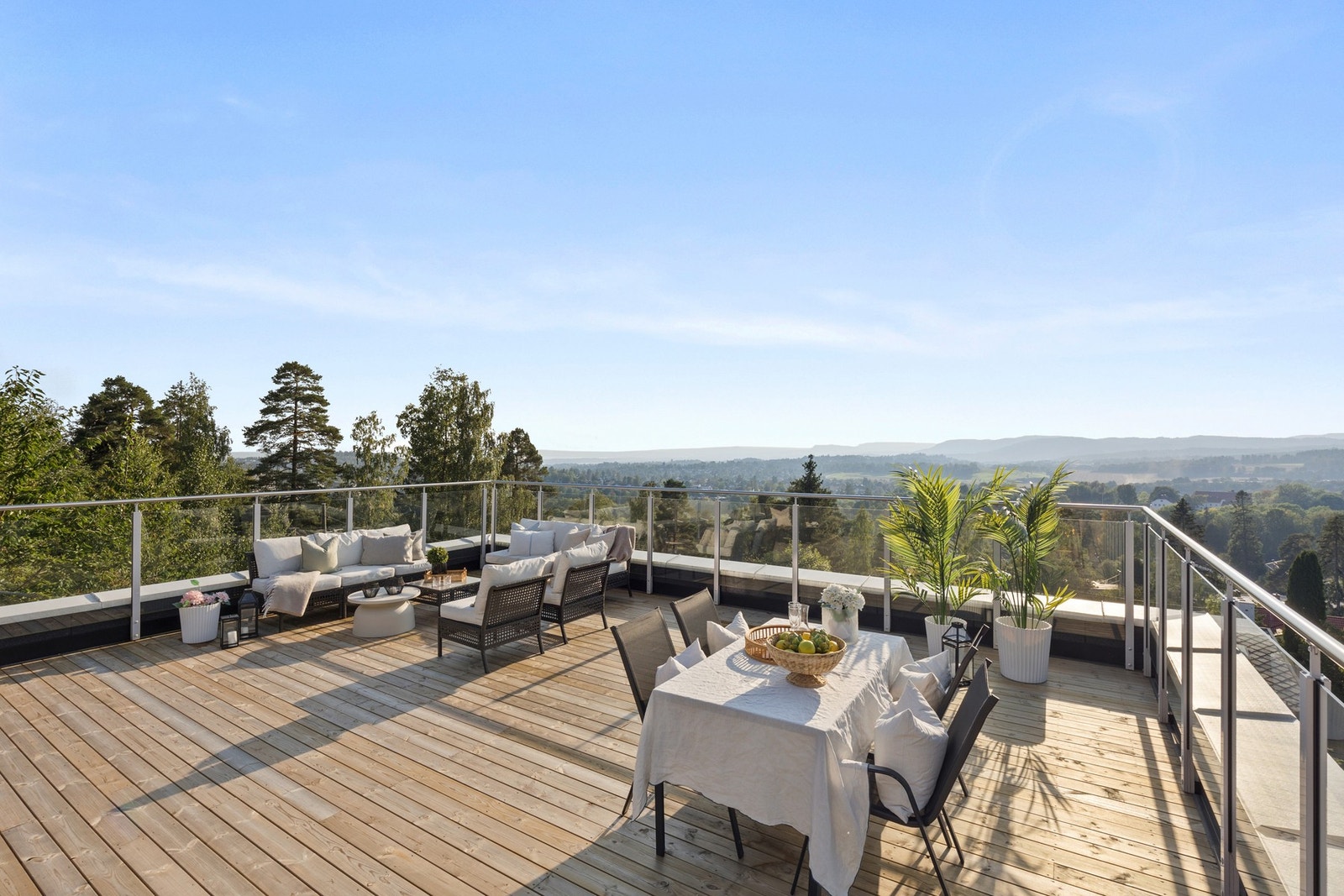 Leiligheten byr bl.a. på en fantastisk takterrasse hvor utsikten kan nytes hele dagen. Galleribilde