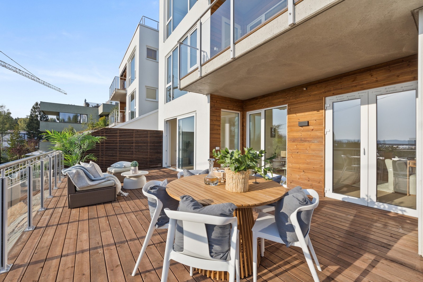 Terrassen har god plass til ønsket utemøblement. Galleribilde