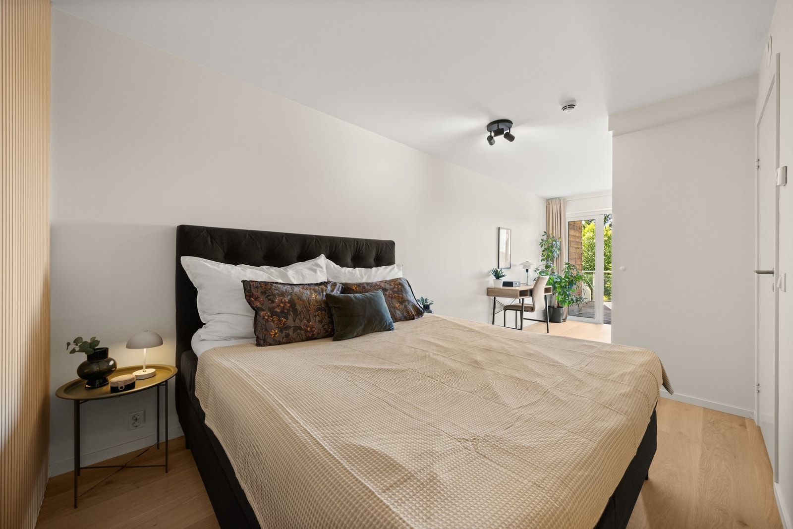 Hovedsoverommet er av god størrelse og har god plass til dobbeltseng. Galleribilde