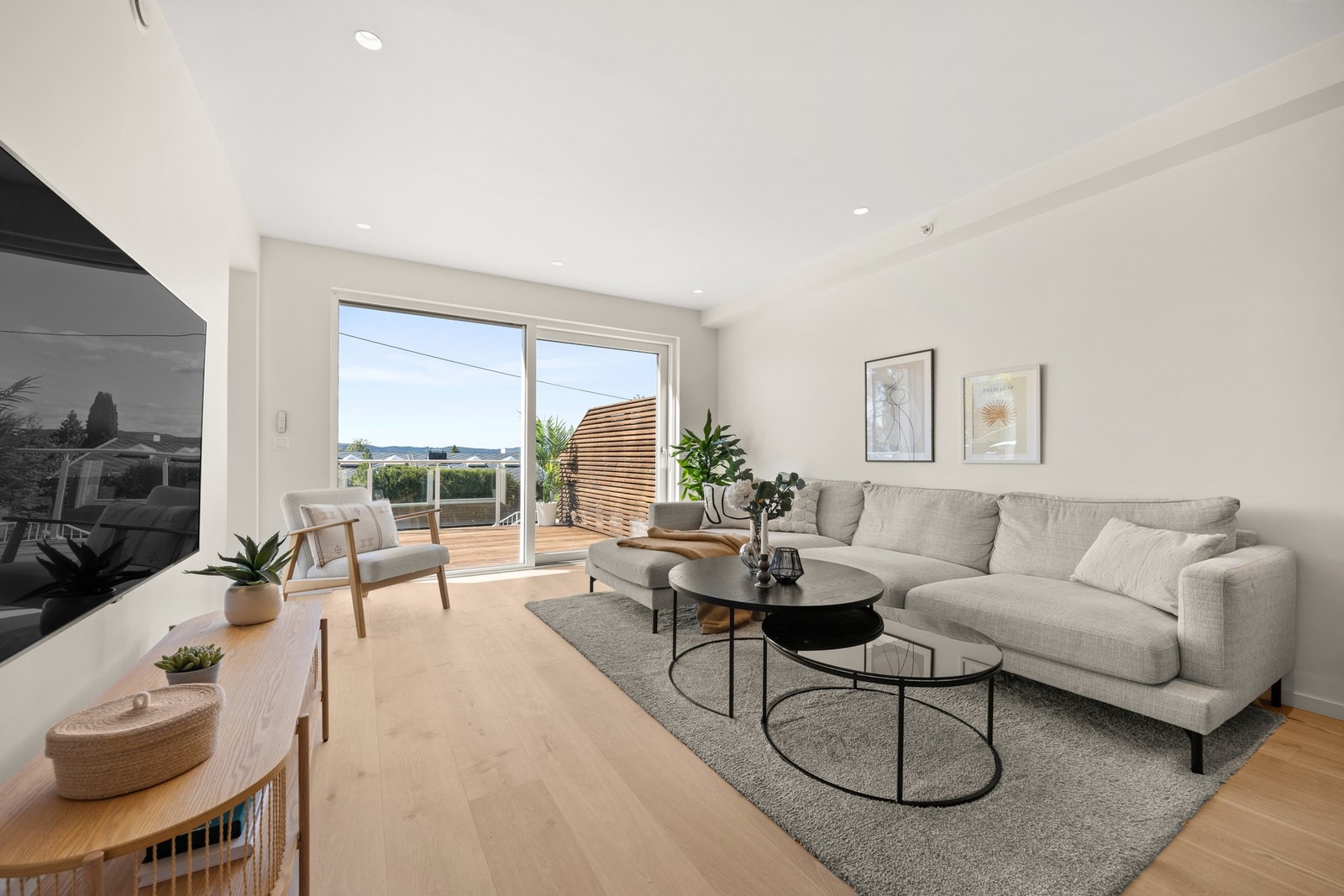 Det er installert sunscreens i stuen og på gjesterommet. Galleribilde