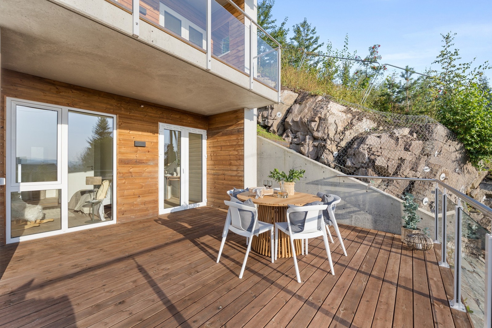 Det er utgang fra både stuen og hovedsoverommet, som forlenger rommene på sommerhalvåret. Galleribilde