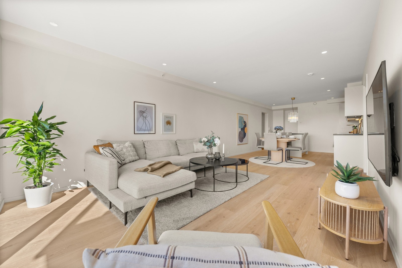 Stuen har god plass til sofa, tv-benk eller annen ønsket innredning. Galleribilde