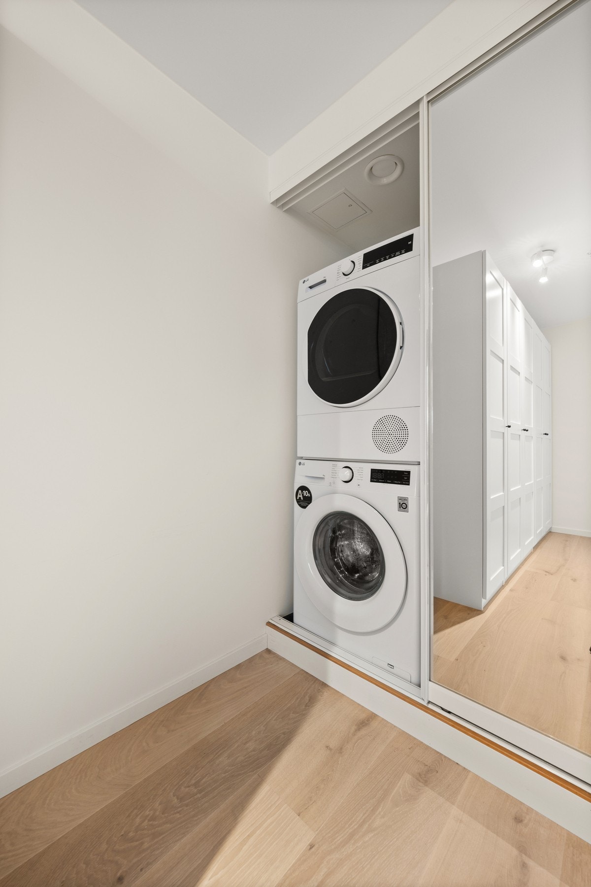 Her er det også et plassbygget teknisk rom med vaskemaskin, tørketrommel og varmtvannsbereder. Galleribilde