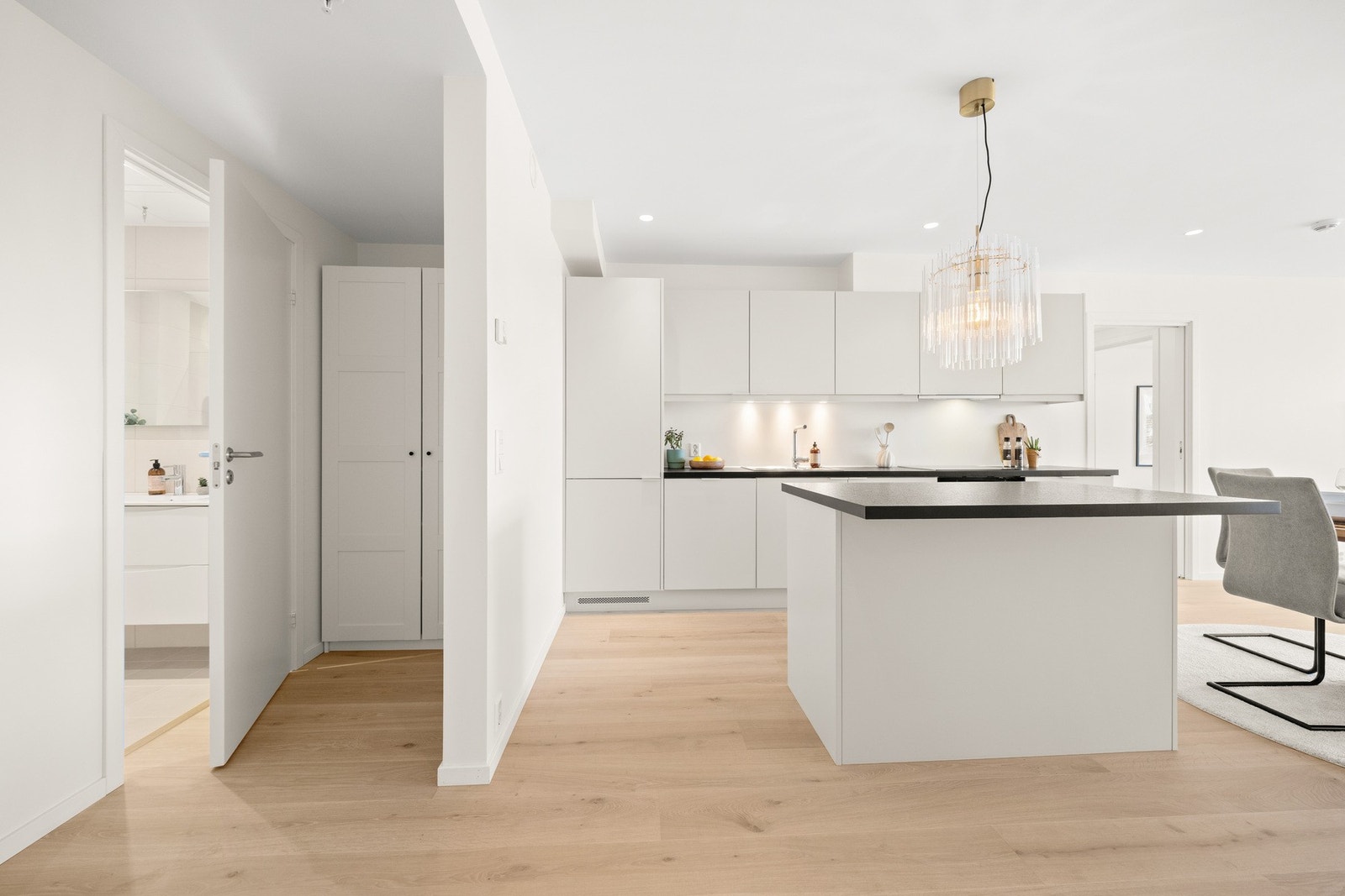 Den praktiske kjøkkenøyen gir to gode sitteplasser. Galleribilde