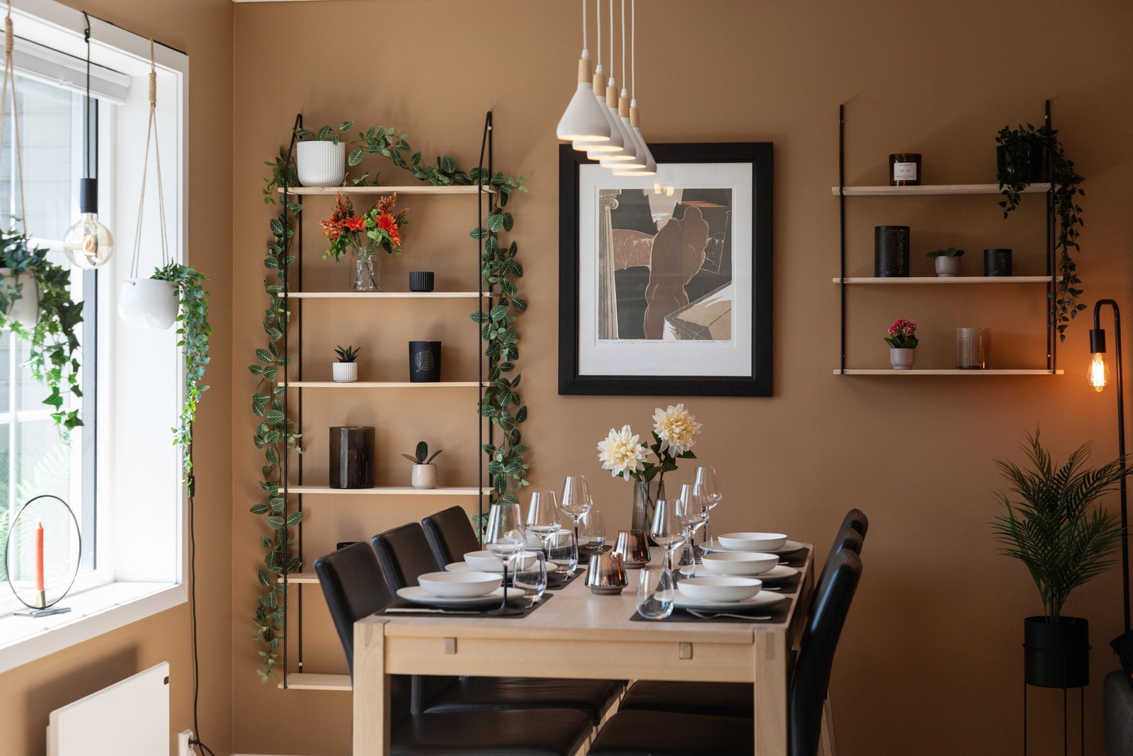 Sofasonen er mer tilbaketrukket, mens spiseplassen ligger naturlig plassert ved vinduene, med direkte utgang til verandaen. Galleribilde