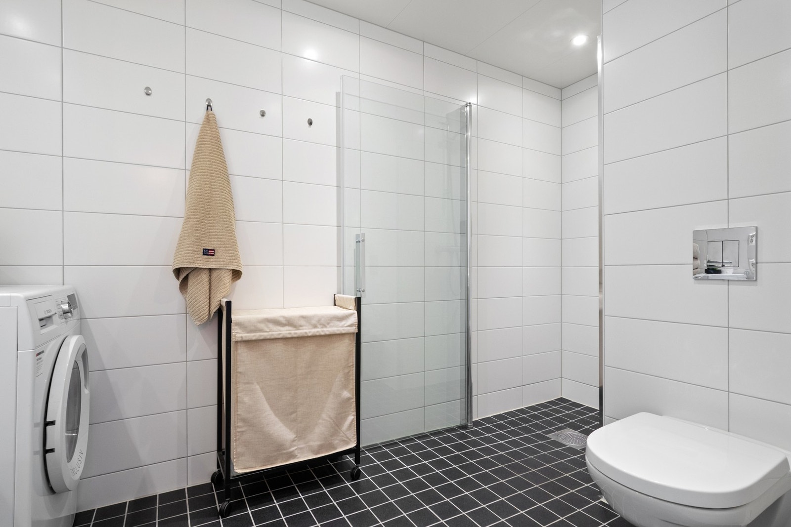 Leiligheten har to fullverdige bad med flislagte overflater og varme i gulvet Galleribilde