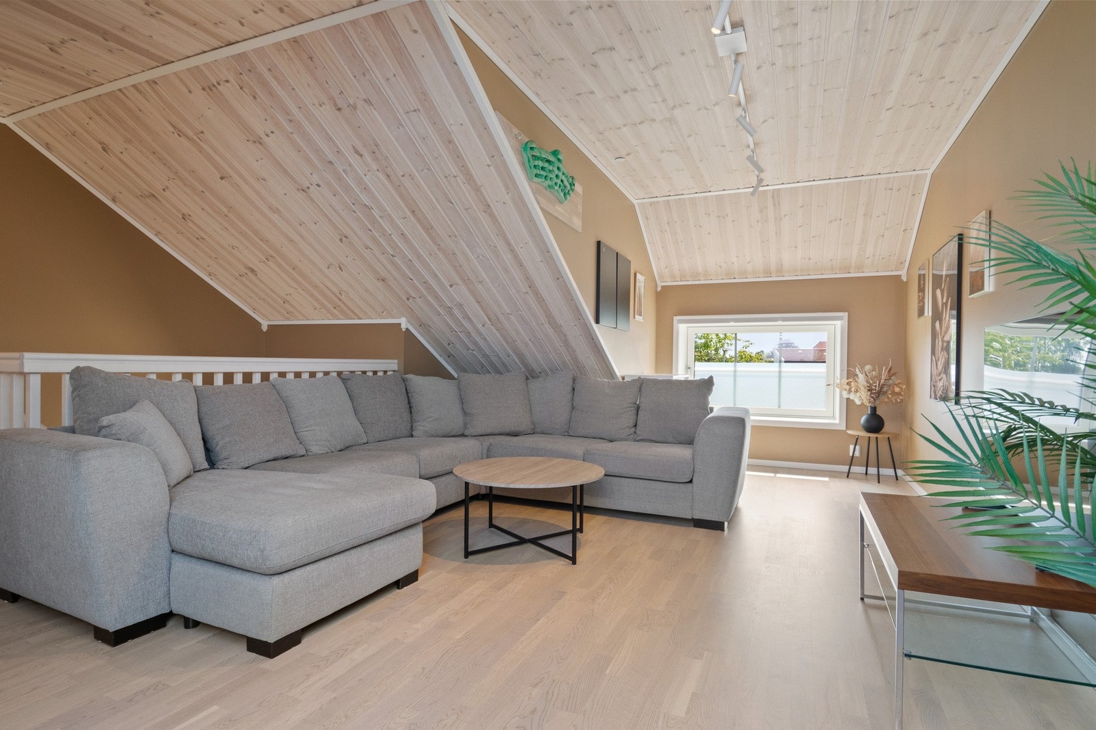 Leiligheten har en koselig loftstue med sjarmerende skråtak og takvindu, samt god plass til avslapning og tv-titting. Galleribilde